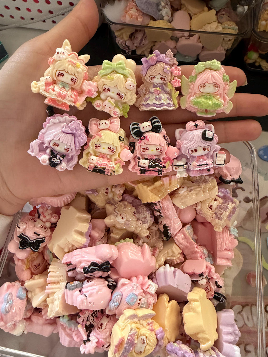 20 süße 32mm Flatback Harz-Anhänger im Katzen-Stil, Kawaii gemischte Cartoon-Anhänger für Decoden-Handyhüllen, DIY-Stifte & Handyband-Bastelarbeiten